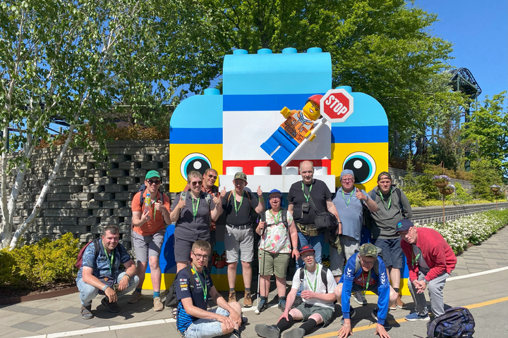 Buitenhof Reizen - Ondernemend - Legoland - begeleide groepsreizen voor mensen met een verstandelijke beperking - groep reizigers bij lego bouwwerk