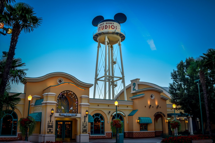 Buitenhof Reizen - Ondernemend - Disney grote bus - begeleide groepsreizen voor mensen met een verstandelijke beperking - Ingang Walt Disney Studio's