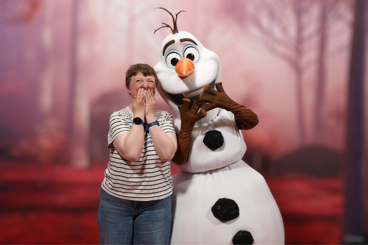 Buitenhof Reizen - Ondernemend - Disney grote bus - begeleide groepsreizen voor mensen met een verstandelijke beperking - Reiziger met Olaf