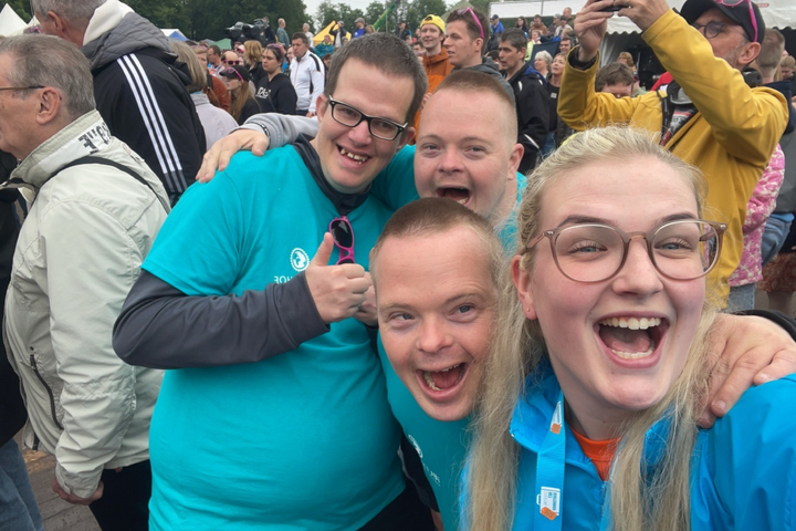 Buitenhof Reizen - Ondernemend - Funpop kleine bus - begeleide groepsreizen voor mensen met een verstandelijke beperking - lachende reiziger en begeleider Buitenhof Reizen - Ondernemend - Funpop kleine bus - begeleide groepsreizen voor mensen met een verstandelijke beperking - lachende reiziger en begeleider