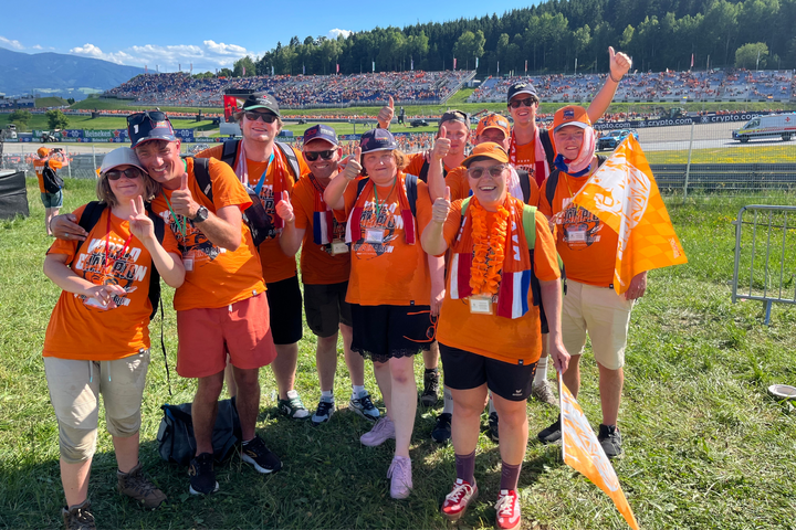 Buitenhof Reizen - Ondernemend - Grand prix Oostenrijk- begeleide groepsreizen voor mensen met een verstandelijke beperking - Reizigers langs circuit