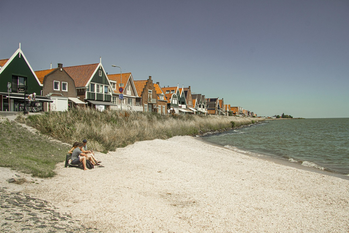 Buitenhof Reizen - Ondernemend - de Rijp (Hollandse Hits) - begeleide groepsreizen voor mensen met een verstandelijke beperking - Volendam huisjes met strand en water