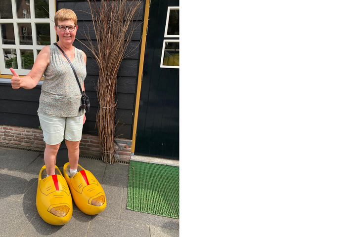 Buitenhof Reizen - Ondernemend - Volendam - begeleide groepsreizen voor mensen met een verstandelijke beperking - Reiziger in klompen voor simoneshoeve