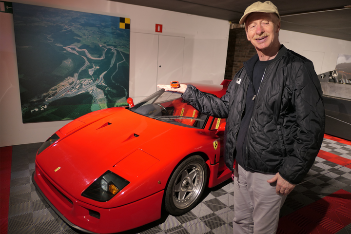 Buitenhof Reizen - Rustig Aan - La Roche - begeleide groepsreizen voor mensen met een verstandelijke beperking - reiziger met modelauto en echte auto Buitenhof Reizen - Rustig Aan - La Roche - begeleide groepsreizen voor mensen met een verstandelijke beperking - reiziger met modelauto en echte auto