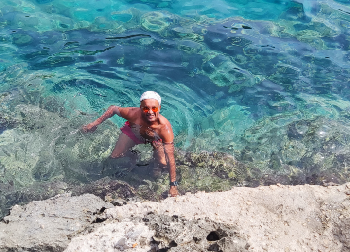 Buitenhof Reizen voor mensen met een verstandelijke beperking - Jongeren - Zonnig Zakynthos - reiziger in het helder blauwe water Buitenhof Reizen voor mensen met een verstandelijke beperking - Jongeren - Zonnig Zakynthos - reiziger in het helder blauwe water