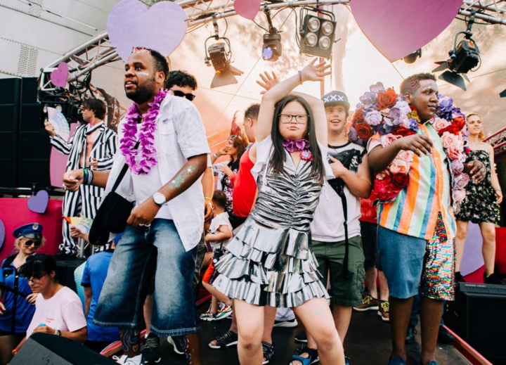 Buitenhof Reizen voor mensen met een verstandelijke beperking - Jongeren - Mini Milkshake - dansen mensen Buitenhof Reizen voor mensen met een verstandelijke beperking - Jongeren - Mini Milkshake - dansen mensen