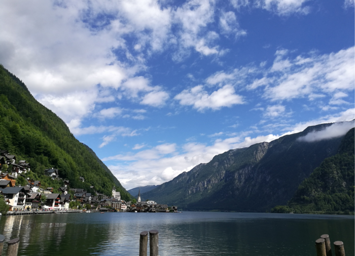 Buitenhof Reizen voor mensen met een verstandelijke beperking - Avontuurlijk - Avontuur in Oostenrijk - meer met links een dorpje Buitenhof Reizen voor mensen met een verstandelijke beperking - Avontuurlijk - Avontuur in Oostenrijk - meer met links een dorpje