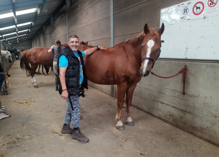 Buitenhof Reizen voor mensen met een verstandelijke beperking - Avontuurlijk - Woudenberg - Blije reiziger bij een paard Buitenhof Reizen voor mensen met een verstandelijke beperking - Avontuurlijk - Woudenberg - Blije reiziger bij een paard