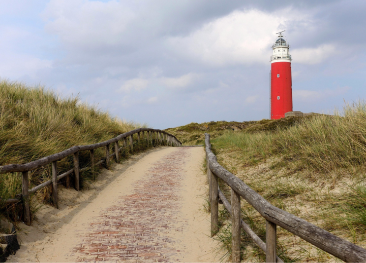 Buitenhof Reizen voor mensen met een verstandelijke beperking - Avontuurlijk - Wadlopen op Texel - strand met vuurtoren Buitenhof Reizen voor mensen met een verstandelijke beperking - Avontuurlijk - Wadlopen op Texel - strand met vuurtoren