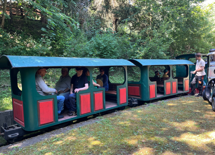 Buitenhof Reizen voor mensen met een verstandelijke beperking - Rustig Aan - Neuerburg in de Eifel - Reizigers in een treintje Buitenhof Reizen voor mensen met een verstandelijke beperking - Rustig Aan - Neuerburg in de Eifel - Reizigers in een treintje