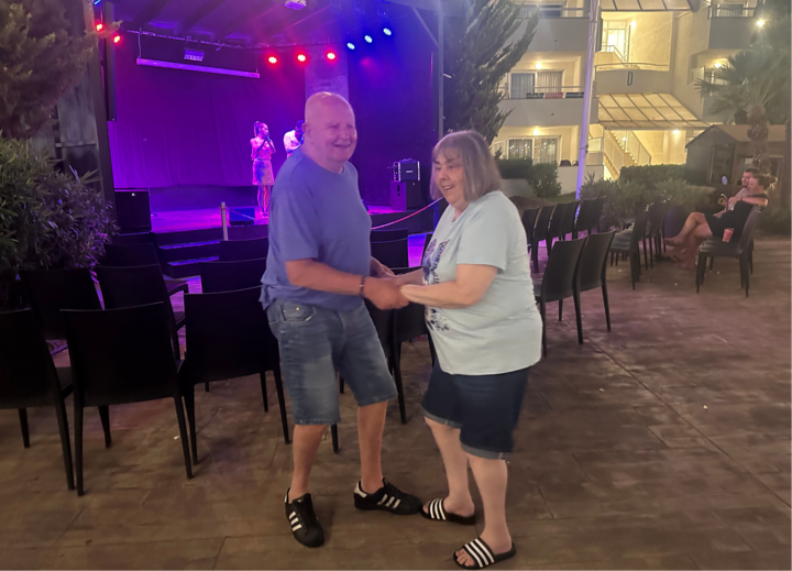 Buitenhof Reizen voor mensen met een verstandelijke beperking - Rustig Aan - Mallorca onder de Spaanse Zon - dansende reizigers in het hotel Buitenhof Reizen voor mensen met een verstandelijke beperking - Rustig Aan - Mallorca onder de Spaanse Zon - dansende reizigers in het hotel