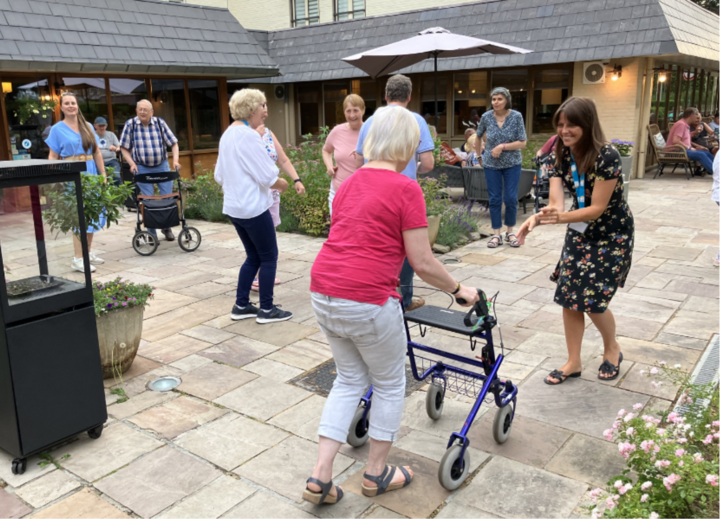 Buitenhof Reizen voor mensen met een verstandelijke beperking - Rustig Aan - Valkenburg Feestweek - dansen reizigers met vrijwilligers op het terras Buitenhof Reizen voor mensen met een verstandelijke beperking - Rustig Aan - Valkenburg Feestweek - dansen reizigers met vrijwilligers op het terras
