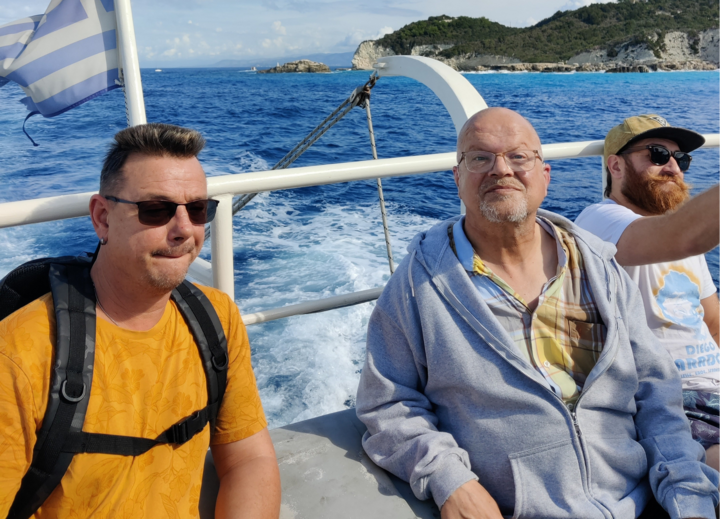 Buitenhof Reizen voor mensen met een verstandelijke beperking - Rustig Aan - Groen en natuur op Corfu - reizigers op een boot Buitenhof Reizen voor mensen met een verstandelijke beperking - Rustig Aan - Groen en natuur op Corfu - reizigers op een boot