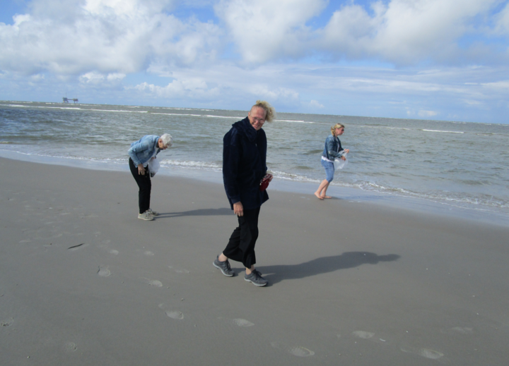Buitenhof Reizen voor mensen met een verstandelijke beperking - Rustig Aan - Eilandleven op Ameland - reizigers op het strand schelpen aan het zoeken Buitenhof Reizen voor mensen met een verstandelijke beperking - Rustig Aan - Eilandleven op Ameland - reizigers op het strand schelpen aan het zoeken