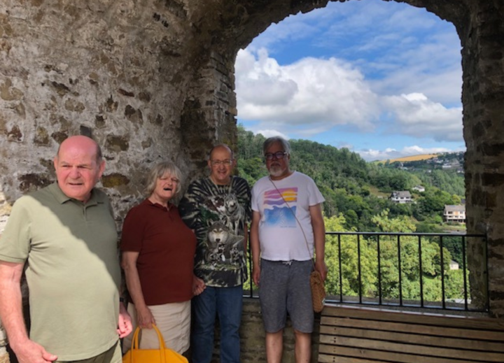 Buitenhof Reizen voor mensen met een verstandelijke beperking - Rustig Aan - Neuerburg in de Eifel - Reizigers in een ruïne Buitenhof Reizen voor mensen met een verstandelijke beperking - Rustig Aan - Neuerburg in de Eifel - Reizigers in een ruïne