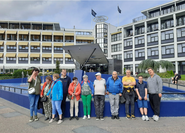 Buitenhof Reizen voor mensen met een verstandelijke beperking - Ondernemend - Plezier in Preston Palace - Groepsfoto voor ingang Buitenhof Reizen voor mensen met een verstandelijke beperking - Ondernemend - Plezier in Preston Palace - Groepsfoto voor ingang