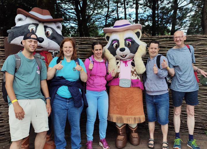 Buitenhof Reizen voor mensen met een verstandelijke beperking - Ondernemend - Walibi en Slagharen - reizigersmet mascotte Buitenhof Reizen voor mensen met een verstandelijke beperking - Ondernemend - Walibi en Slagharen - reizigersmet mascotte