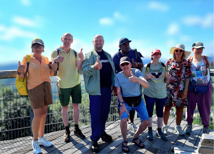 Buitenhof Reizen voor mensen met een verstandelijke beperking - Ondernemend - Het Duitse Winterberg - Groepsfoto op uitkijkpunt Buitenhof Reizen voor mensen met een verstandelijke beperking - Ondernemend - Het Duitse Winterberg - Groepsfoto op uitkijkpunt