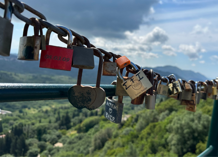 Buitenhof Reizen voor mensen met een verstandelijke beperking - Ondernemend - Groen en natuur op Corfu - sleutelbrug Buitenhof Reizen voor mensen met een verstandelijke beperking - Ondernemend - Groen en natuur op Corfu - sleutelbrug