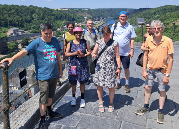 Buitenhof Reizen voor mensen met een verstandelijke beperking - Ondernemend - Bosrijk La Roche-en-Ardenne - groep reizigers op uitkijkpunt Buitenhof Reizen voor mensen met een verstandelijke beperking - Ondernemend - Bosrijk La Roche-en-Ardenne - groep reizigers op uitkijkpunt