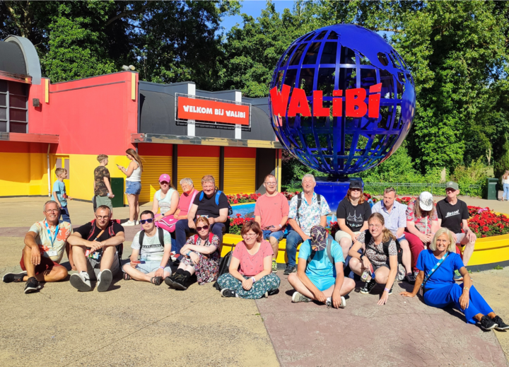 Buitenhof Reizen voor mensen met een verstandelijke beperking - Ondernemend - Adrenaline in België - groepsfoto voor logo Walibi Buitenhof Reizen voor mensen met een verstandelijke beperking - Ondernemend - Adrenaline in België - groepsfoto voor logo Walibi