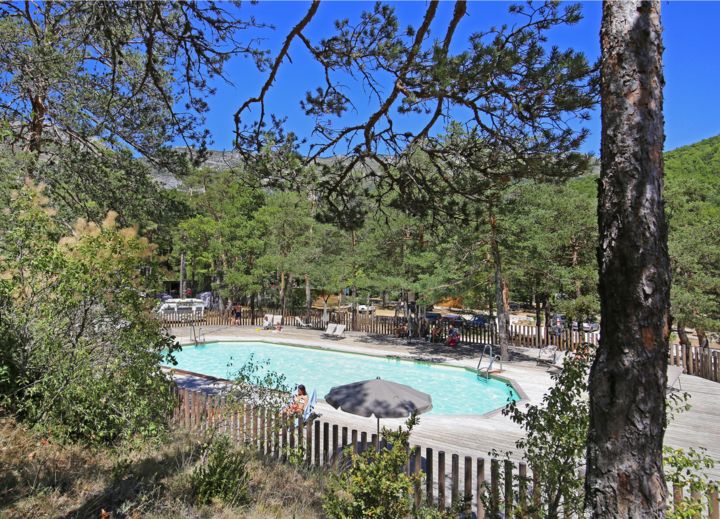 Buitenhof Reizen voor mensen met een verstandelijke beperking - Huttopia Gorges du Verdon - zwembad Buitenhof Reizen voor mensen met een verstandelijke beperking - Huttopia Gorges du Verdon - zwembad