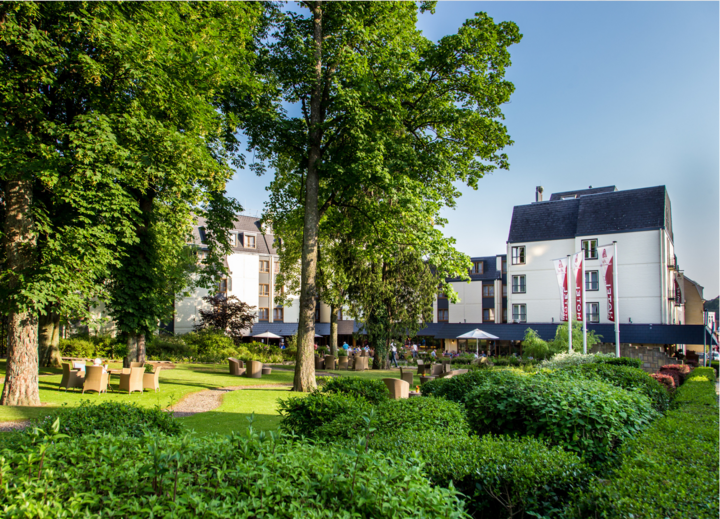 Buitenhof Reizen voor mensen met een verstandelijke beperking - hotel Schaepkens - tuin en voorkant Buitenhof Reizen voor mensen met een verstandelijke beperking - hotel Schaepkens - tuin en voorkant
