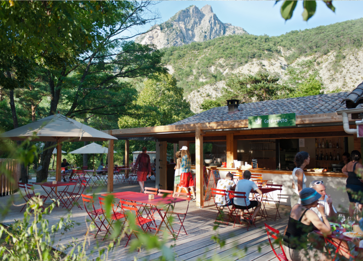 Buitenhof Reizen voor mensen met een verstandelijke beperking - Huttopia Gorges du Verdon - restaurant Buitenhof Reizen voor mensen met een verstandelijke beperking - Huttopia Gorges du Verdon - restaurant