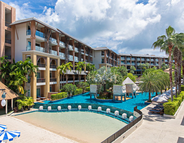 Buitenhof Reizen voor mensen met een verstandelijk beperking - Phuket Rawai Palm Beach Resort Buitenhof Reizen voor mensen met een verstandelijk beperking - Phuket Rawai Palm Beach Resort