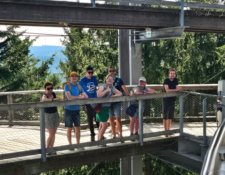 Buitenhof Reizen voor mensen met een verstandelijk beperking - Jongeren - Op avontuur in Tsjechië - reizigers op skybridge Buitenhof Reizen voor mensen met een verstandelijk beperking - Jongeren - Op avontuur in Tsjechië - reizigers op skybridge