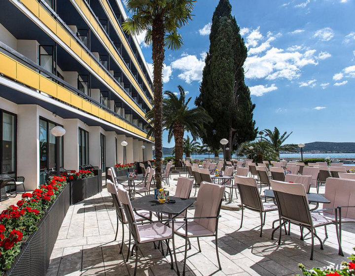 Buitenhof reizen voor mensen met een verstandelijke beperking - Iilrija Resort - terras Buitenhof reizen voor mensen met een verstandelijke beperking - Iilrija Resort - terras