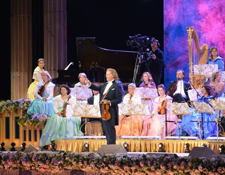 Buitenhof Reizen voor mensen met een verstandelijke beperking - ondernemend - André Rieu kerstconcert - André Rieu met orkest Buitenhof Reizen voor mensen met een verstandelijke beperking - ondernemend - André Rieu kerstconcert - André Rieu met orkest