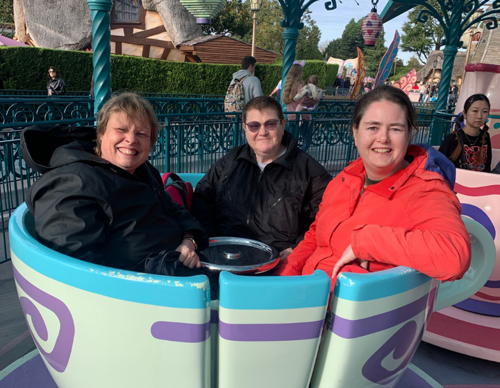 Buitenhof Reizen voor mensen met een verstandelijke beperking - magisch disneyland; grote bus - kopjes