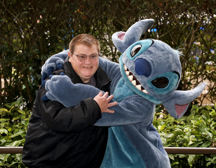 Buitenhof Reizen voor mensen met een verstandelijke beperking - magisch disneyland; grote bus - reiziger met stitch