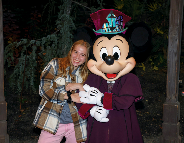 Buitenhof Reizen voor mensen met een verstandelijke beperking - magisch disneyland; grote bus - reiziger met Mickey