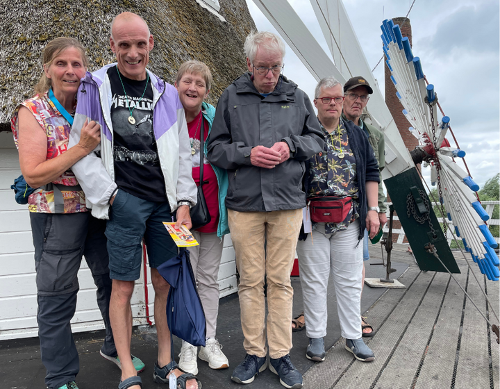 Buitenhof Reizen - Drents Beilen - begeleide groepsreizen voor mensen met een verstandelijke beperking- Reizigers bij molen Buitenhof Reizen - Drents Beilen - begeleide groepsreizen voor mensen met een verstandelijke beperking- Reizigers bij molen