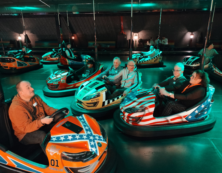 Buitenhof Reizen - Kerstfeest in Preston Palace - begeleide groepsreizen voor mensen met een verstandelijke beperking - botsautos