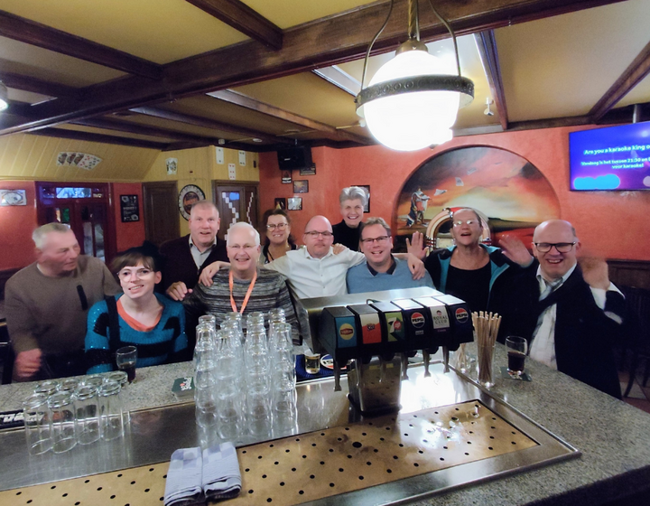 Buitenhof Reizen - Kerstfeest in Preston Palace - begeleide groepsreizen voor mensen met een verstandelijke beperking - reizigers in de barstraat