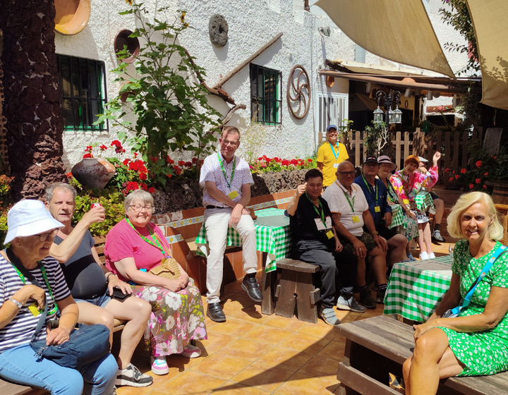Buitenhof Reizen - Oud en Nieuw op Tenerife - begeleide groepsreizen voor mensen met een verstandelijke beperking - groep op terras