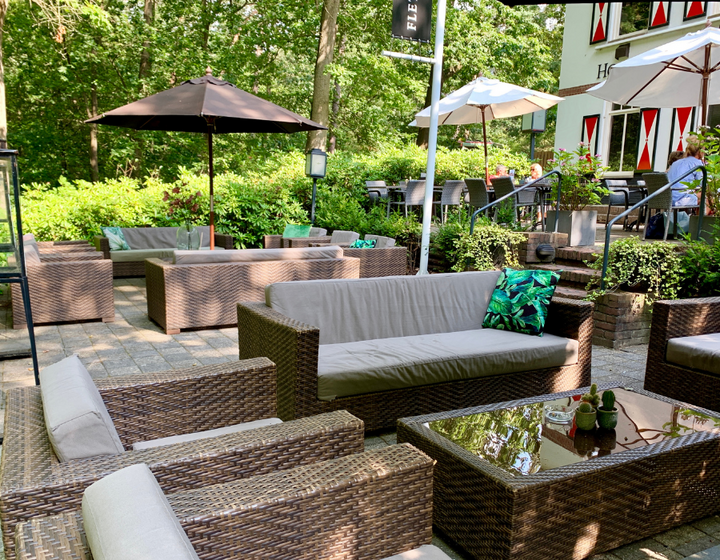 Buitenhof Reizen - Fletcher Hotel Boschoord - begeleide groepsreizen voor mensen met een verstandelijke beperking - terras